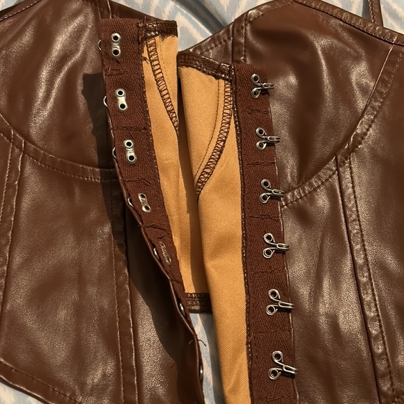 Leather crop top - Picture 4 of 4